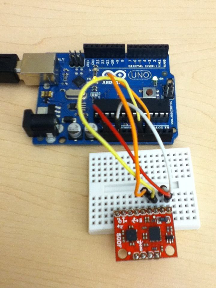 Carte électronique Arduino avec capteurs et breadboard, prête à programmer.